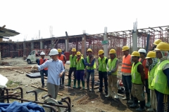 Memberi Pelatihan "Bekerja Dengan Aman dan Sehat" Di Proyek Pembangunan Gedung SD Pemkot Surabaya