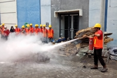 Upaya pemadaman oleh tim damkar PT. Kimia Konstruksi Indonesia dalam Simulasi/Pelatihan Darurat Kebakaran